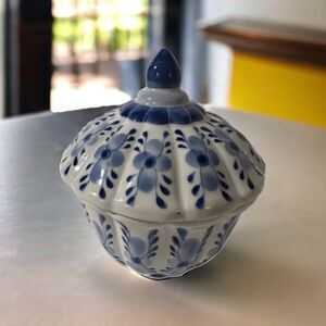 VINTAGE Blue & White Trinket Box Dresser Jar Powder Candy Trivet Dish Thailand